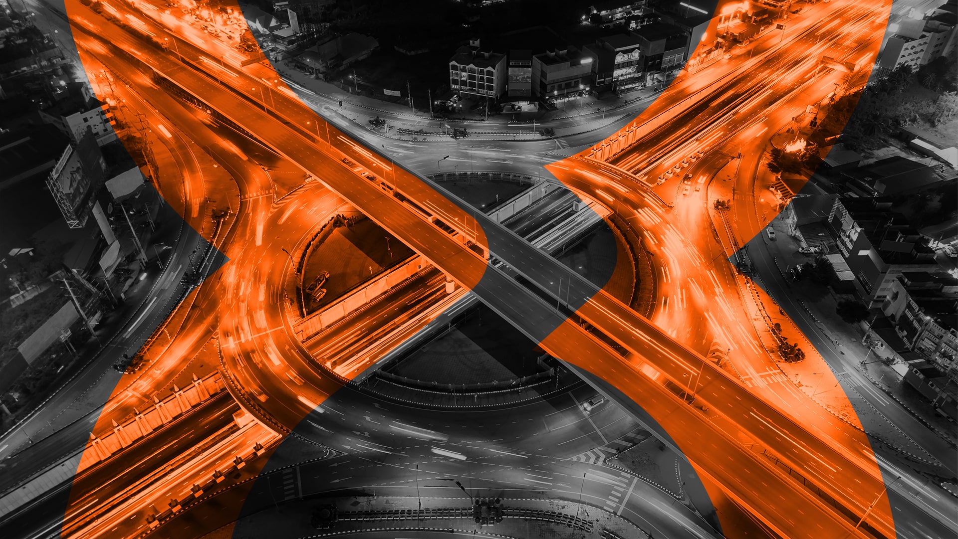 Foto de rotatória vista de cima em preto e branco com destaque em laranja do logotipo da Vex sobre ela