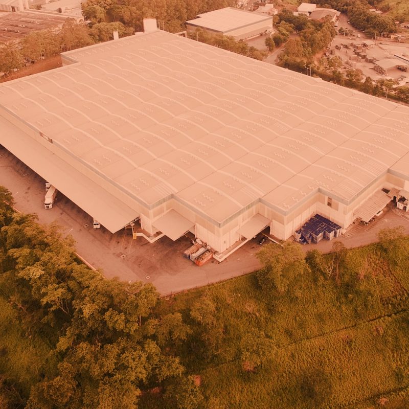 vex_website_armazenagem-min Visão de cima de uma fábrica com vários caminhões estacionados em volta